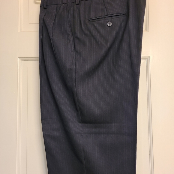 Men's Haggar Navy Pinstripe suit size 44R - Picture 11 of 14